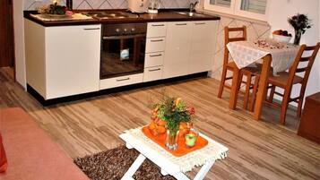 Studio (Studio Apartment with Balcony and Par) | Bếp riêng | Tủ lạnh