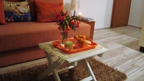 Estudio (Studio Apartment with Balcony and Par) | Sala de estar | Televisión 