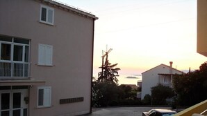 Estudio (Studio Apartment with Balcony and Par) | Exterior