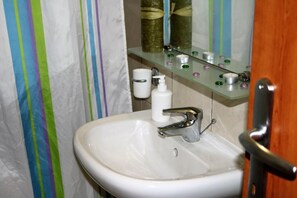 Studio (Studio Apartment with Balcony and Par) | Bathroom | Shower, towels - Apartment Sweet Antonio (Konavle)