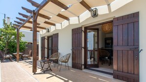 A covered patio with wooden furniture and a pergola. - Private pool★Wifi★SeaView★Quiet place★Roof terrace (Darmarohori)