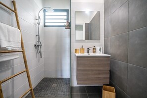 Badewanne, Haartrockner, Handtücher