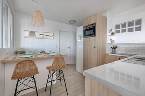 Een koelkast, een microgolfoven, een oven, een vaatwasser