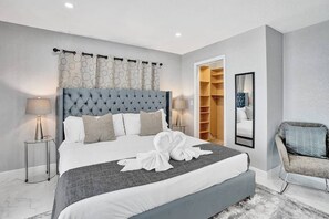 4 bedrooms, iron/ironing board, WiFi, bed sheets -  4BR Modern HTD Pool Jacuzzi 1.5 Miles to the Beach (Deerfield Beach)