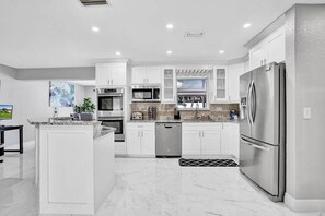 Fridge, microwave, stovetop, dishwasher -  4BR Modern HTD Pool Jacuzzi 1.5 Miles to the Beach (Deerfield Beach)