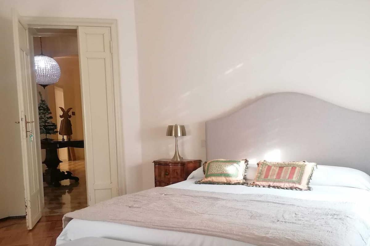 Habitación cuádruple Deluxe | Cortinas blackout, tabla de planchar con plancha y wifi gratis