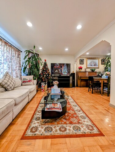  Entire Private 2nd Floor - 6 family members enjoying home! Free 1 car parking 