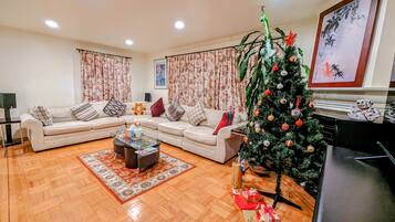 Smart TV, fireplace, stereo