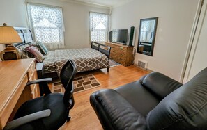 3 bedrooms, desk, iron/ironing board, free WiFi