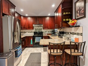 Kylskåp, mikrovågsugn, ugn och spishäll