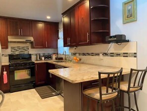 Een koelkast, een magnetron, een oven, een kookplaat