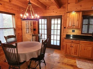 Dining - Travelers Rest Cabin (Warm Springs)