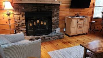 Smart-TV, peis, DVD-spiller og bøker