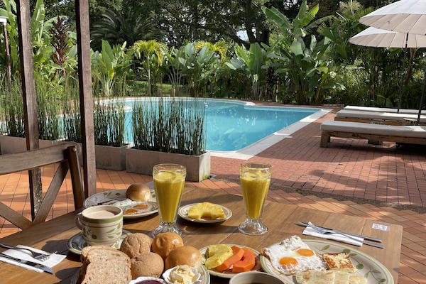 Desayuno con opciones de la cocina local incluido todos los días