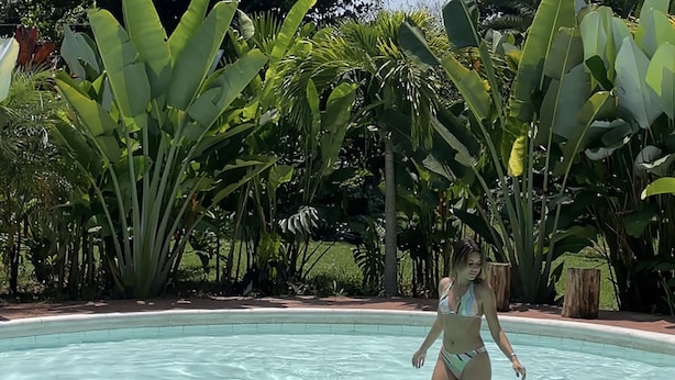 Ein Pool, umgeben von tropischer Vegetation.