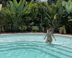 A pool surrounded by tropical plants. - MuchoSur Quimbaya (Quimbaya)