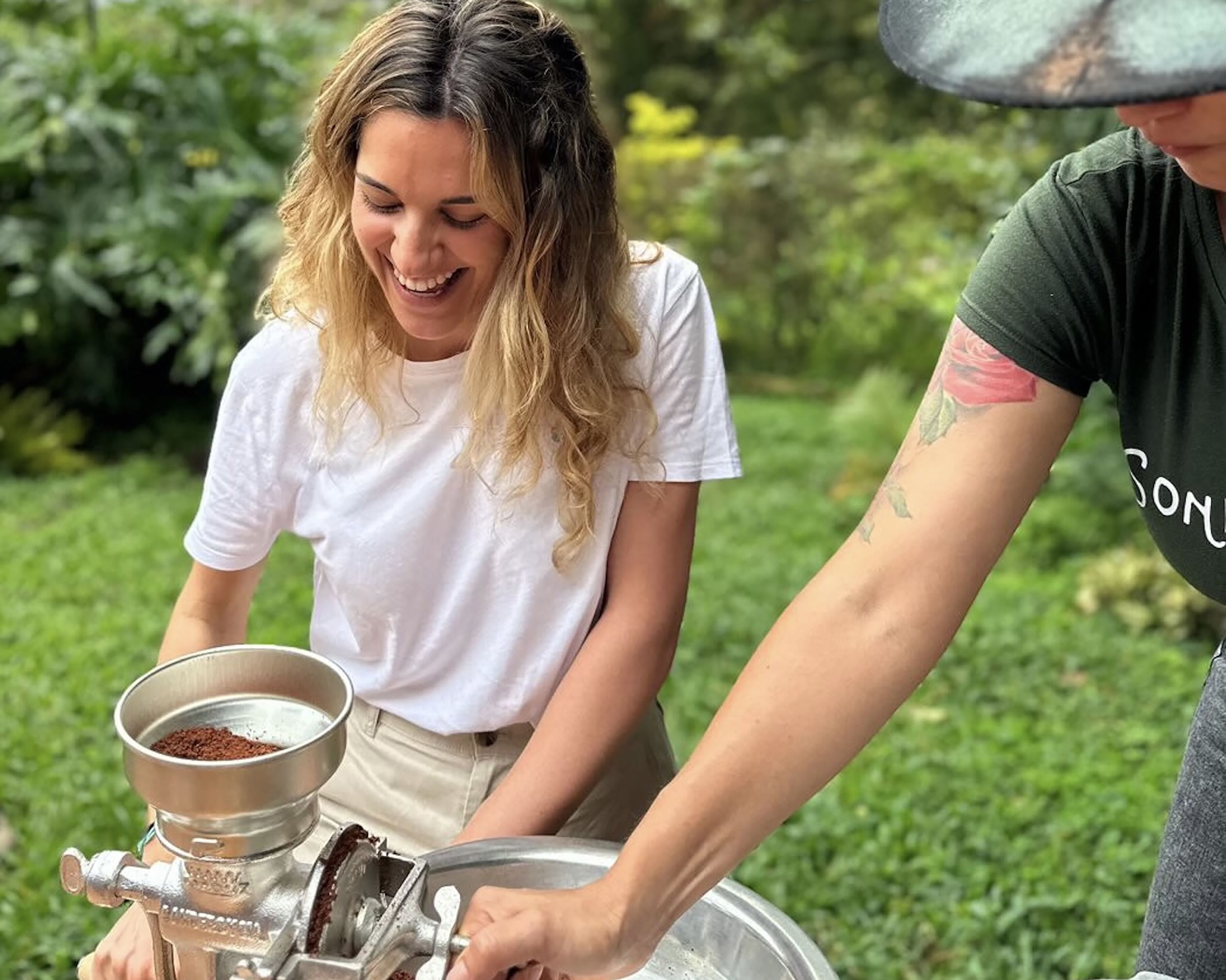 Une personne utilise un moulin à café à l’extérieur.
