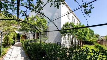 Apartment (Two Bedroom Apt,terrace,garden view) | Garden