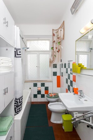 Appartement (Two Bedroom Apt,terrace,garden view) | Salle de bain | Baignoire, serviettes fournies