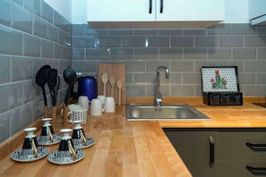 Full-sized fridge, oven, stovetop, toaster oven - Magesa Terra Apart (Antalya)