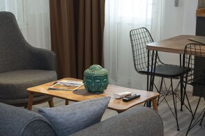 Superior appartement | Woonruimte | Een 41-inch lcd-televisie met satellietzenders en televisie