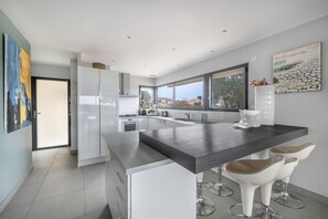 Réfrigérateur, micro-ondes, four, lave-vaisselle