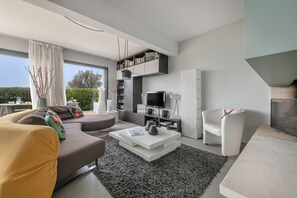 TV, fireplace - Architect's House Facing the Sea in La Plaine sur Mer (La Plaine-sur-Mer)