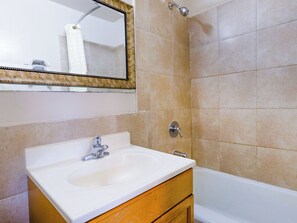 Room, 1 King Bed, Smoking | Bathroom | Free toiletries, towels - Manor Motel By OYO Near Oak Brook/Chicago Westchester (Hillside)
