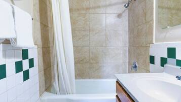 Camera, 1 letto king, fumatori | Bagno | Set di cortesia gratuito, asciugamani