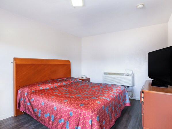 Room, 1 King Bed, Smoking | Desk, WiFi (free), bed sheets