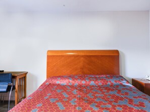 Room, 1 King Bed, Smoking | Desk, free WiFi, bed sheets - Manor Motel By OYO Near Oak Brook/Chicago Westchester (Hillside)