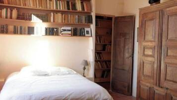 3 bedrooms, desk, iron/ironing board, free WiFi