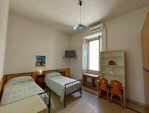 Basic Double Room | Free WiFi, bed sheets - Cavalieri Affittacamere (Rome)
