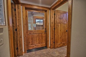 Interior - Rare 2 King Bedrooms, INSIDE Yosemite Gates, No Stairs to Enter (Yosemite)