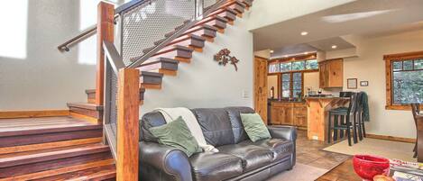 TV, fireplace, DVD player, books