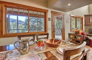 Dining - Rare 2 King Bedrooms, INSIDE Yosemite Gates, No Stairs to Enter (Yosemite)