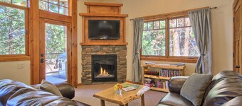 King Suite for Active Couples Inside Yosemite Gate, Your Basecamp for Adventure!