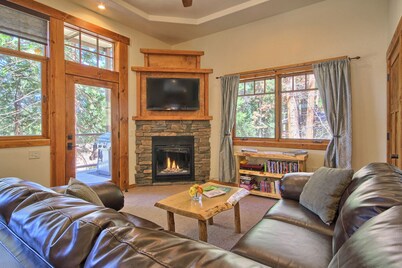 King Suite for Active Couples Inside Yosemite Gate, Your Basecamp for Adventure!