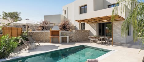 Ulkouima-allas, aurinkotuoleja