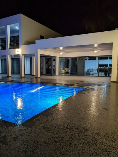 3br/3.5 Bath House walking distance to a secluded beach