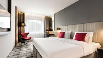 Business Double or Twin Room | Minibar, in-room safe, desk, laptop workspace