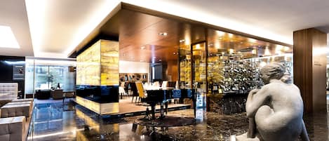 2 restaurantes, se sirven desayunos, comidas, cenas y cocina regional
