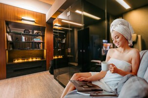Executive Studio Suite | Private spa tub