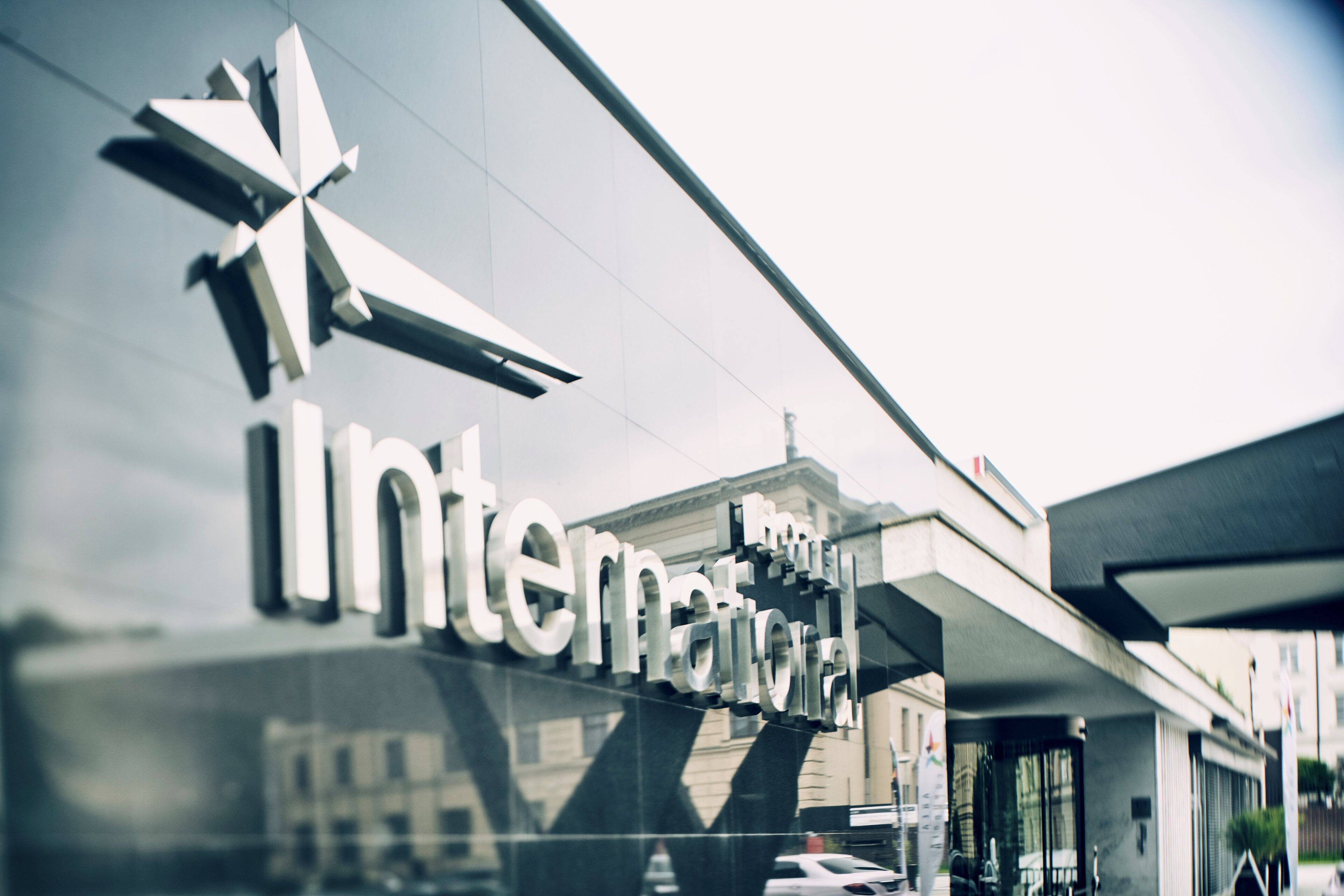 Un edificio moderno con un gran cartel que dice "International".