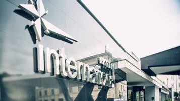 Un edificio moderno con un gran cartel que dice "International".