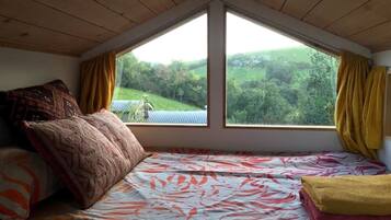 2 bedrooms, bed sheets