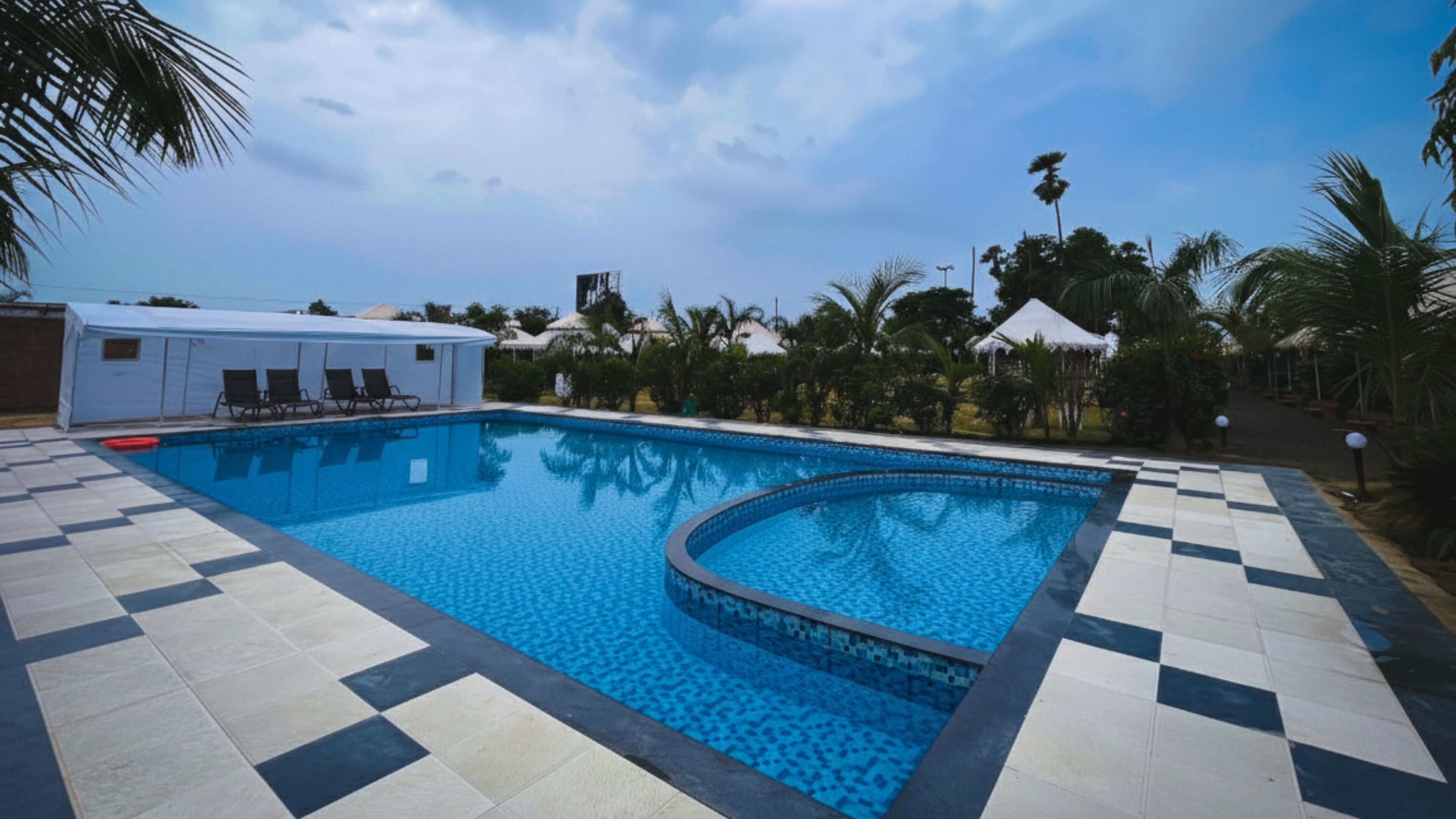 Hồ bơi ngoài trời 