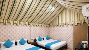AC Swiss Tent | Hochwertige Bettwaren, Schreibtisch, kostenloses WLAN, Bettwäsche