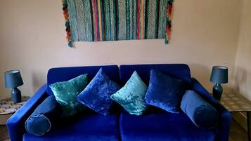 Smart TV, fireplace, stereo, computer monitors