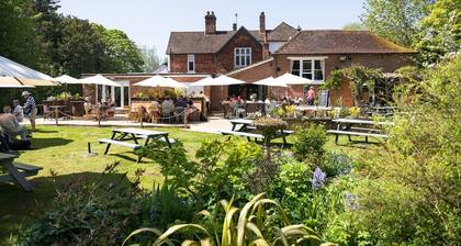 Charming Kintbury Cottage with lovely open fire-place & home cinema